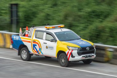 Malang, Endonezya, 17 Haziran 2024. Jasa Marga polis aracı (Toyota Hilux), yüksek sayıda kaza nedeniyle MalangPandaan otoyolunda meydana gelen kazalara karşı hazırlıklı olmak için öğleden sonra devriyesi yürüttü. Bulanık