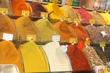 Piyasada baharatlar ve meyveler