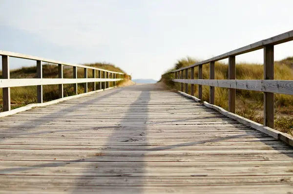 Sahildeki tahta köprü.