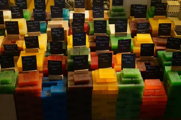 Markette renkli el yapımı sabun kalıbı