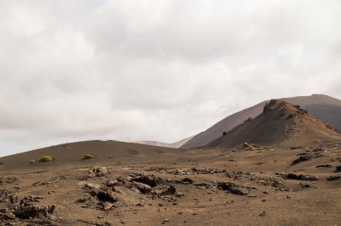 Lanzarote Adası 'ndaki volkanik bir volkanın arka planındaki güzel dağ manzarası..