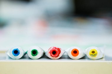 Boya ve fırçalarla resim yapmak.