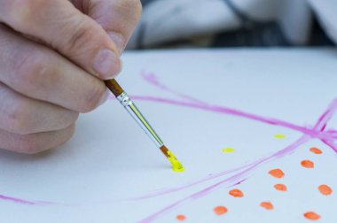 Boya ve fırçalarla resim yapmak.