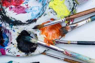 Boya ve fırçalarla resim yapmak.