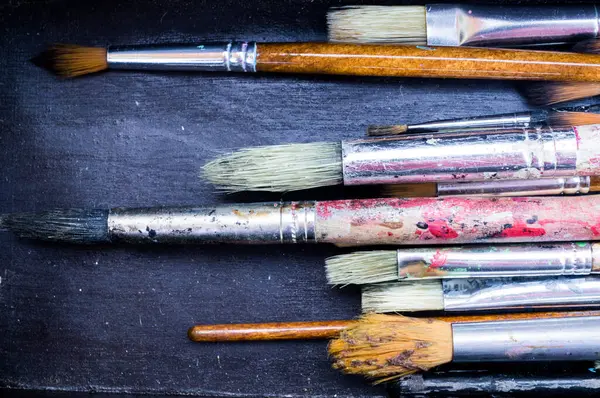 Boya ve fırçalarla resim yapmak.