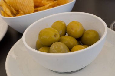 Bir kase yeşil zeytin ve zeytinyağı.