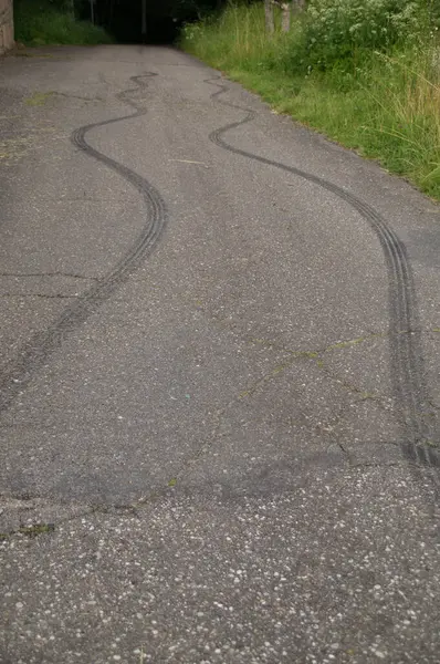 Tekerlekli asfalt yol