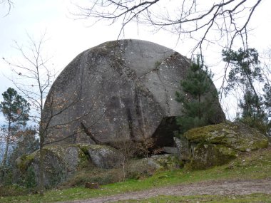 İzlerde gözlemlemek için büyük ve görkemli granit oluşumlar