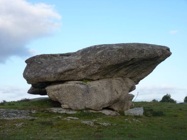 İzlerde gözlemlemek için büyük ve görkemli granit oluşumlar