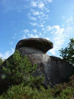 İzlerde gözlemlemek için büyük ve görkemli granit oluşumlar