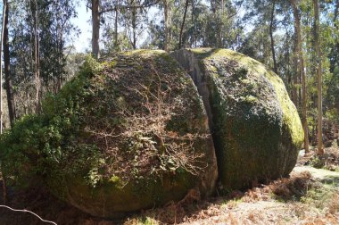 İzlerde gözlemlemek için büyük ve görkemli granit oluşumlar
