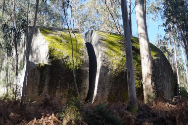 İzlerde gözlemlemek için büyük ve görkemli granit oluşumlar