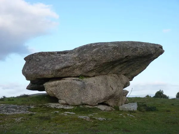İzlerde gözlemlemek için büyük ve görkemli granit oluşumlar