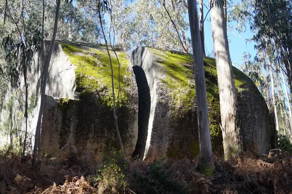 İzlerde gözlemlemek için büyük ve görkemli granit oluşumlar