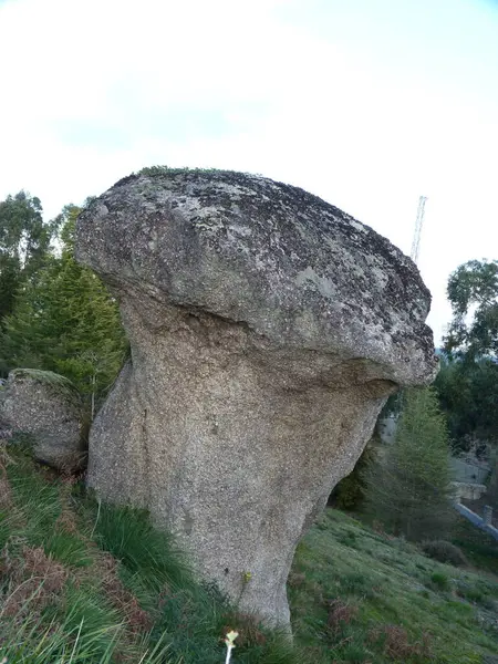 İzlerde gözlemlemek için büyük ve görkemli granit oluşumlar
