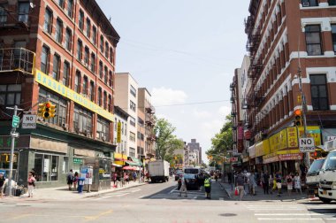 New York, ABD - 08 Ağustos 2018: Çin Mahallesi 'nde yürüyen insanlar. New York, New York, ABD.