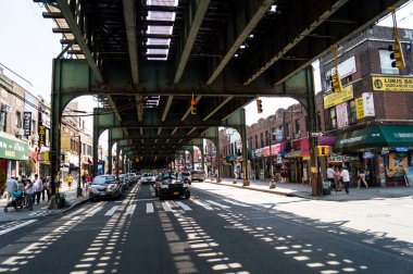 08 08 2018: Queens, New York 'ta rayların altında