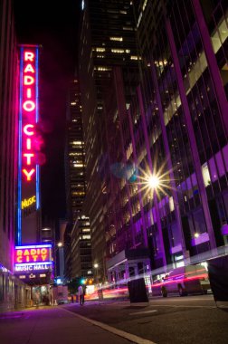 Manhattan, New York, ABD, 08 10 2018: Gece fotoğrafçılığı, Broadway, Radyo Şehri, müzikal, tiyatro