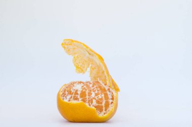 Beyaz arkaplanda portakal kabuğu.