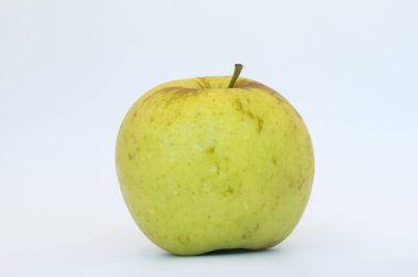 elma yeşil yaprak üzerinde beyaz izole