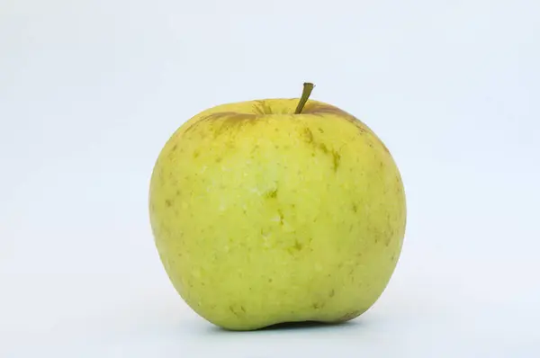 elma yeşil yaprak üzerinde beyaz izole