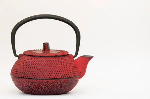 çaydanlık beyaz arkaplanda izole edildi.