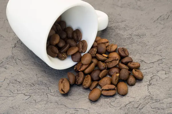 Kahve çekirdeği ve fincan.