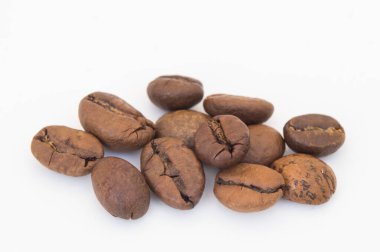 Beyaz arka planda izole kahve çekirdekleri