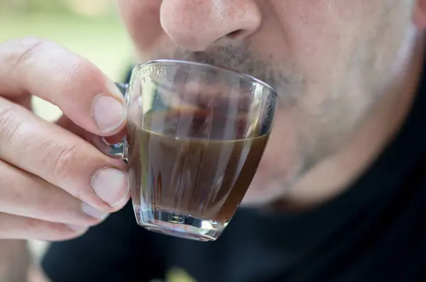 Yaklaştın. Sıcak kahve içen bir adama.