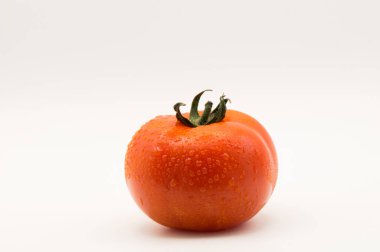 Beyaz arka planda olgun portakal domatesi