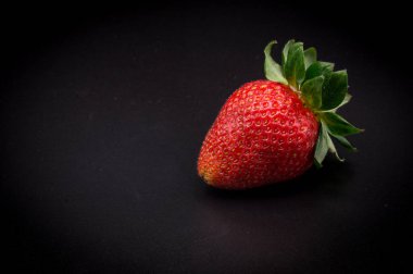 Siyah arka planda çilek