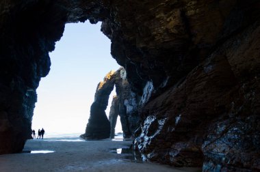 İspanya 'da Atlantik Okyanusu' nun ortasında büyük bir kemeri olan kayalık bir sahil manzarası. 