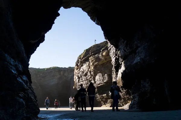 Lugo, Galiçya, İspanya 12: 05 2014. Playa de las Catedrales ve ziyaretçileri.