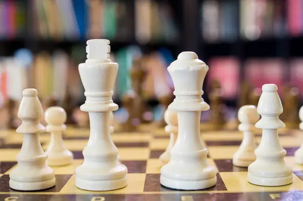 Satranç tahtası üzerinde satranç tahtası olan satranç tahtası, satranç oyunu, strateji, iş ve strateji kavramı