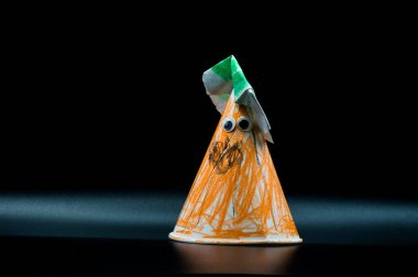 siyah arka plan üzerinde Halloween cadı