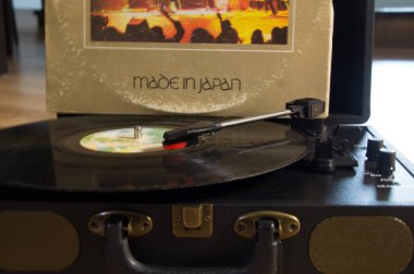 Pontevedra, İspanya 06: 31 31 2025: Japonya 'da Efsanevi Deep Purple plağı Madre