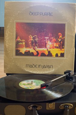 Pontevedra, İspanya 06: 31 31 2025: Japonya 'da Efsanevi Deep Purple plağı Madre