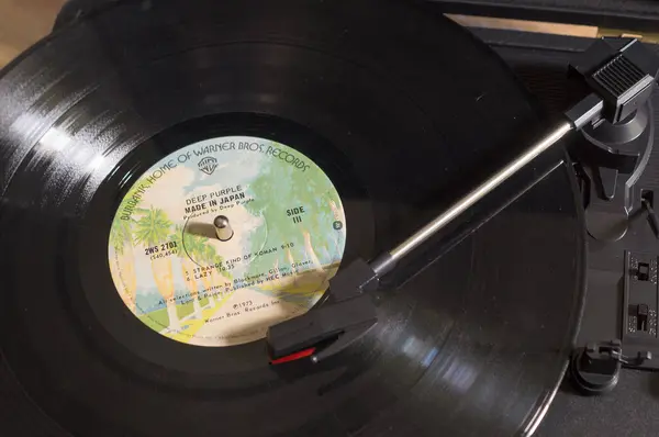 Pontevedra, İspanya 06: 31 31 2025: Japonya 'da Efsanevi Deep Purple plağı Madre