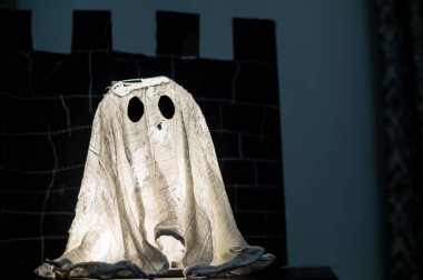 Karanlık odada cadılar bayramı hayaleti