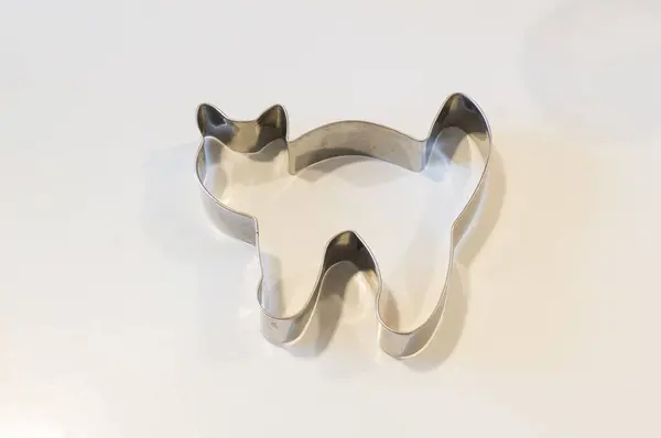 Fotokopi alanı olan beyaz bir arkaplanda Cadılar Bayramı karakterli kurabiye kesiciler