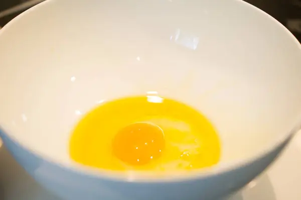 Mutfakta yemek yapmak.