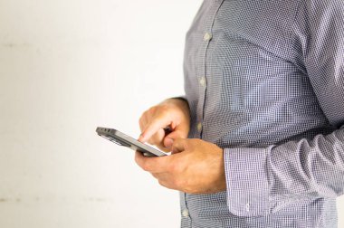 Akıllı telefon kullanan adam.