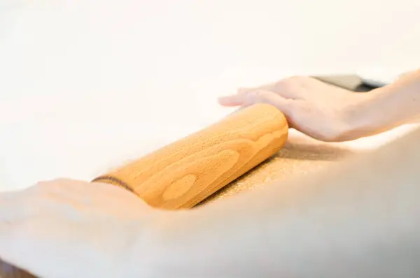 Beyaz masada yuvarlanan bir kadın.