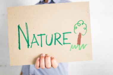 Kağıt tutan adam doğa kavramına sahip.