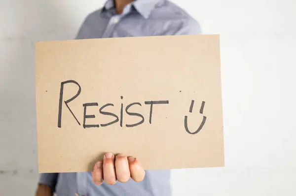 Direniş işareti tutan tanınmayan kişi.