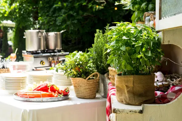 Açık hava İtalyan mutfağı biber ve güzel otlarla süslenmiş.