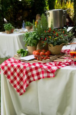 Sebze ve meyveli açık hava masası.
