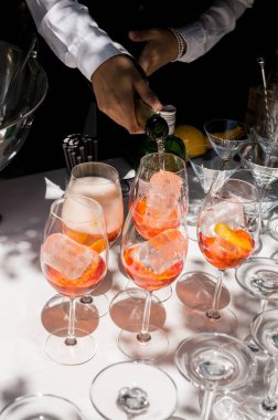 Masada beyaz arka planı olan Aperol Spritz