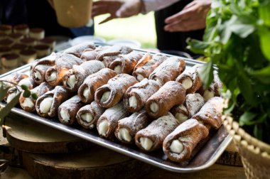 Tatlı masasında bir tepsi Sicilya Cannoli.