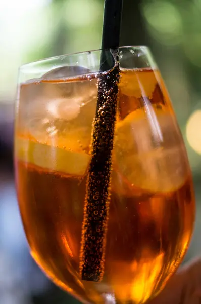 Buzlu çayı yakın.